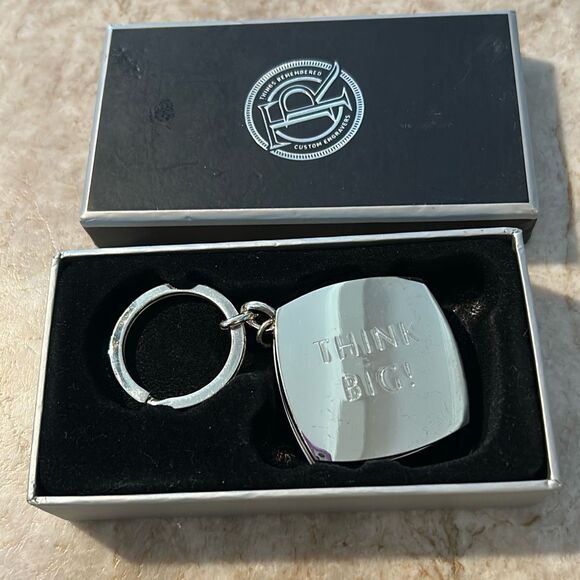 THINGS REMEMBERED Magnifying Glass Keychain - Picture 1 of 6